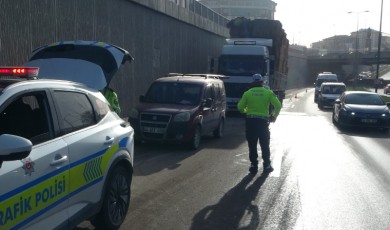 Malatya-Elazığ Yolunda Trafik Felç! Saman Yüklü Tır Şaft Kırdı!
