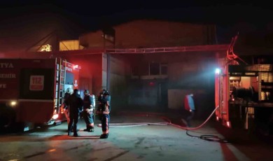 Sanayi Sitesinde Şüpheli Yangın! Park Halindeki 2 Araç Aynı Anda Yandı
