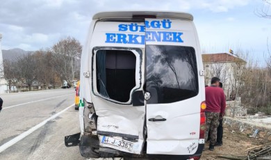 Yolcu Minibüsüne Çarpan Otomobilde 3 Kişi Yaralandı!
