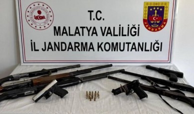 Darende'de Cephanelik Gibi Ev: Ruhsatsız Silahlar Jandarmaya Takıldı