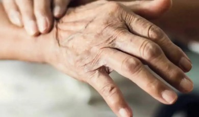 Dinlenirken ortaya çıkan titremeler Parkinson belirtisi olabilir