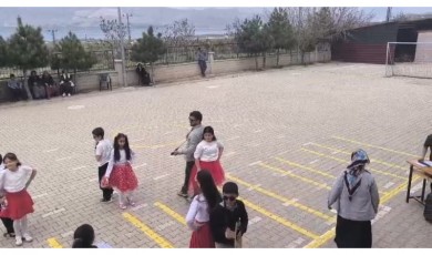 Kalplerin Kahramanı Müdür Yardımcısından Duygulandıran Hareket: 23 Nisan’da Alkışlar Taner Öğretmene
