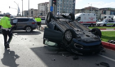 Kavşakta Can Pazarı: Otomobil Ters Döndü