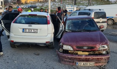 Tüvtürk Mevkiinde Can Pazarı: Üç Araç Birbirine Girdi
