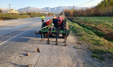 Doğanşehir'de Traktör Kazası: Araç Pulluğa Çarptı, Yaralı Sürücü Hastaneye Kaldırıldı
