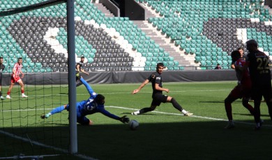 Kocaeli’de Gol Yağmuru Malatya’yı Boğdu: Yeni Malatyaspor’un Dağılma Sezonuna Nokta Gibi Mağlubiyet