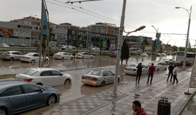 Malatya'da Yağmur ve Dolu Yağışı Trafiği Felç Etti