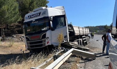 Adıyaman-Malatya Karayolunda Kaza: Tır Sürücüsü Yaralandı