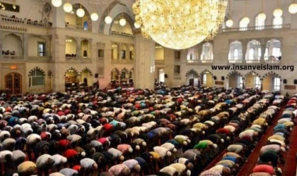 Aynı Cami İçinde İkinci Cemaat Mihraba Geçip Kamet Getirebilir mi?