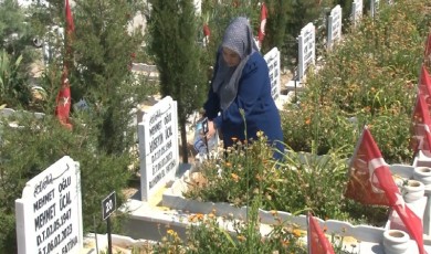 Bayram Mezarlıkta Gözyaşıyla Başladı: “Acımız İlk Günkü Gibi”