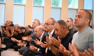 Deprem Yorgunu Şehirde Bayram Sevinci! Sabahın İlk Işıklarıyla Camiler Doldu