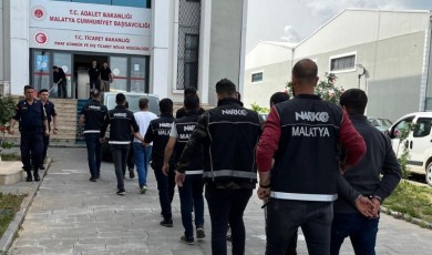 Ekmek İçinde Zehir Sakladılar: Cezaevini Boyladılar!
