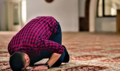 Farz Namazda Yanlışlıkla Sure Okunursa Ne Olur?