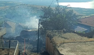 Kale’de Örtü Yangını Felakete Döndü: İki Ev Kül Oldu!