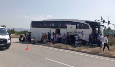 Malatya-Sivas Yolunda Kaza Alarmı! Otobüs Refüje Savruldu