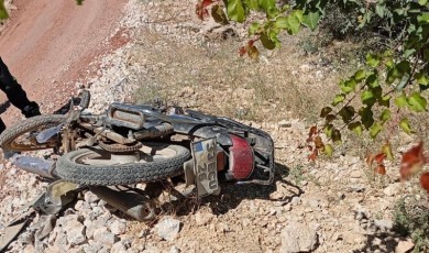 Emniyet Şeridinde Giden Motosiklet Mikserle Çarpıştı