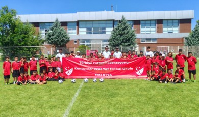 Konteynerde Yaşayan Çocuklar Futbolla Gülümsüyor