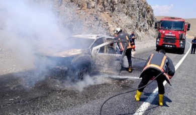 Malatya-Çelikhan Yolunda Alev Alev Araç Yangını
