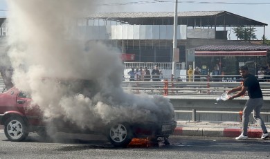 Malatya’da Yanan Otomobili Sürücü Su Bidonuyla Söndürmeye Çalıştı