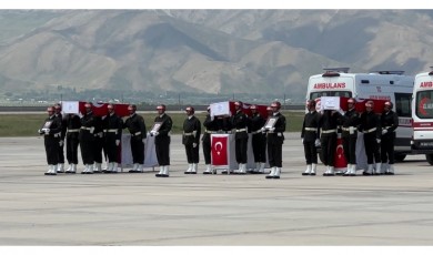 Sevgi BERK / Yüzümüz Solgun, Kalbimiz Buruk...
