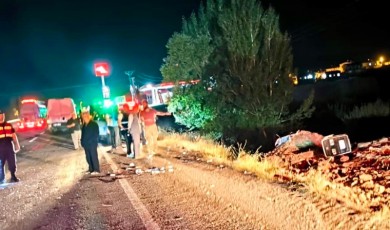 Traktörle Otomobil Çarpıştı Sürücü Hayat Mücadelesi Veriyor