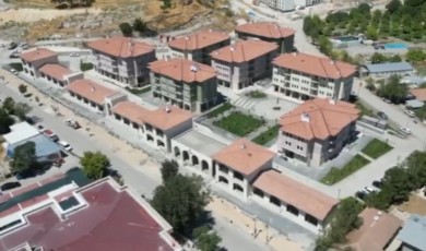 Malatya Valisi Seddar Yavuz, Akçadağ’daki Deprem Konutlarının Anahtarlarını Teslim Etti