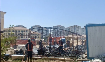 Malatya’da TOKİ Şantiyesinde Yangın: Konteyner Depo Alev Alev!