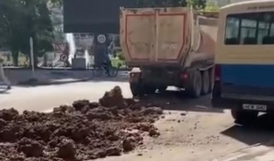 Malatya’nın Göbeğinde Tehlike: Kamyondan Hafriyat Saçıldı!