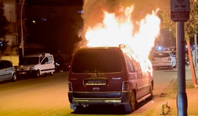Başharık Mahallesi'nde Park Halindeki Araç Küle Döndü!