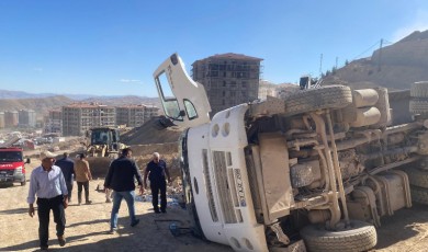 Çamurlu’daki TOKİ Alanında Kamyon Kazası: 1 Kişi Yaralandı
