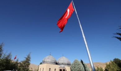 Doğu Anadolu’nun En Büyük Bayrağı Darende’de Dalgalanıyor