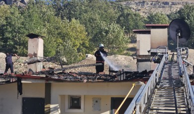 Malatya’da Peş Peşe Yangınlar! Köy Evi ve Samanlık Alev Alev Yandı