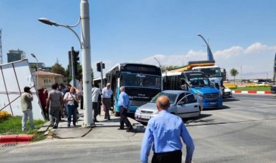 MAŞTİ Kavşağı’nda Kaza: Otomobil Otobüse Çarpınca Trafik Durma Noktasına Geldi!