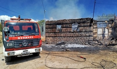 Metruk Evde Çıkan Yangın Mahallede Paniğe Neden Oldu