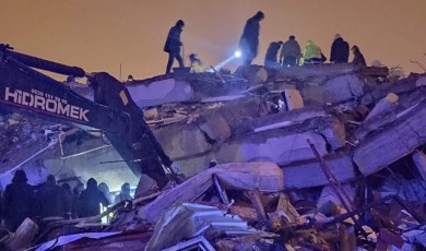 Tanık Şok Etti: “Kolonlara Kılıf Geçirildi!” Depremde 16 Kişinin Öldüğü Binada Neler Olmuş?