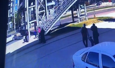 Üst Geçidi Kullanmayan Aileye Araç Çarptı: Anlar Kamerada