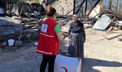 Yangın Mağduruna Kızılay’dan Anlamlı Ziyaret