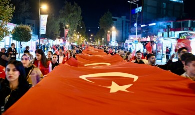 70 Metrelik Dev Türk Bayrağıyla Cumhuriyet Yürüyüşü...