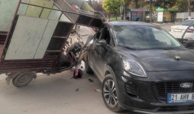 AVM’ye Girmek İsteyen Otomobil Ters Şeride Girdi: Kaza Kaçınılmaz Oldu