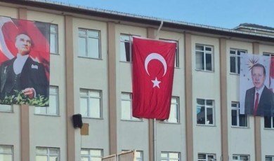 Bakan Tekin Tartışmalara Son Noktayı Koydu: Cumhurbaşkanı Posteri Okullarda Neden Asılmalı?