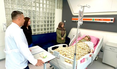 Doktorlar Şaşkın! 73 Yaşındaki Kadının Dizinde 24 Taşlı Tümör Tespit Edildi