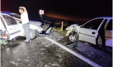 Gümüşlü Yol Ayrımında Çarpışma! 2 Yaralı, Kazanın Sebebi Merak Ediliyor