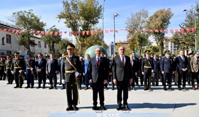 Malatya Kanalboyu’nda Cumhuriyet Bayramı Töreni: Vali, Komutan Ve Başkan Anıta Çelenk Sundu