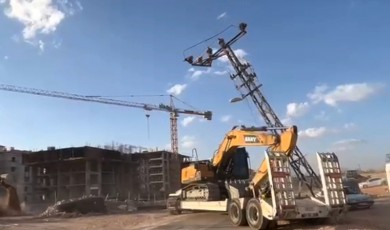 Malatya’da İş Makinesi Yüklü Tır Direğe Çarptı! Yol Trafiğe Kapandı