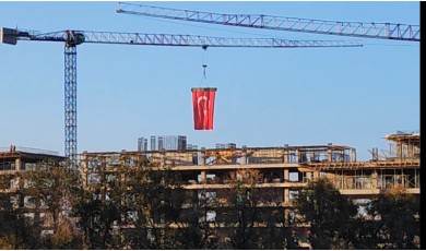 Malatya’da Vinç Operatörü Türk Bayrağını Gökyüzüne Astı, Vatandaşlardan Alkışlar!