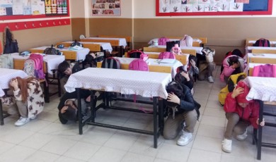 Öğrenciler Afetlere Karşı “Çök-Kapan-Tutun” Dedi