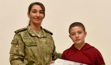 Öğrenciler Mehmetçik İçin Kalemlerini Konuşturdu: Şiir Yarışmasında Dereceye Girenler Kışlayı Ziyaret Etti