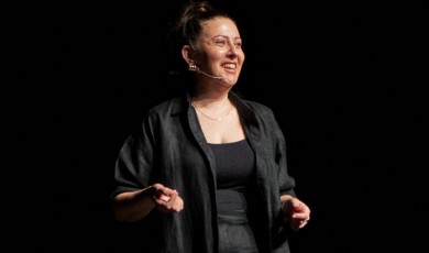 Özlem Kosif’ten Hem Kahkaha Hem Yüzleşme Dolu Bir Gece