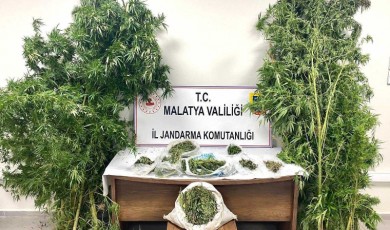 Torbacılara Darbe! 13 Kilo Esrar, Metamfetamin ve Silahlar Ele Geçirildi