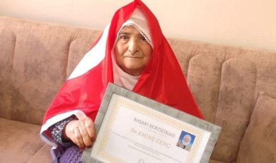 Yılın En İlham Verici Hikayesi: Okul Müdürleri 88 Yaşındaki Emine Genç’i Ayakta Alkışladı!